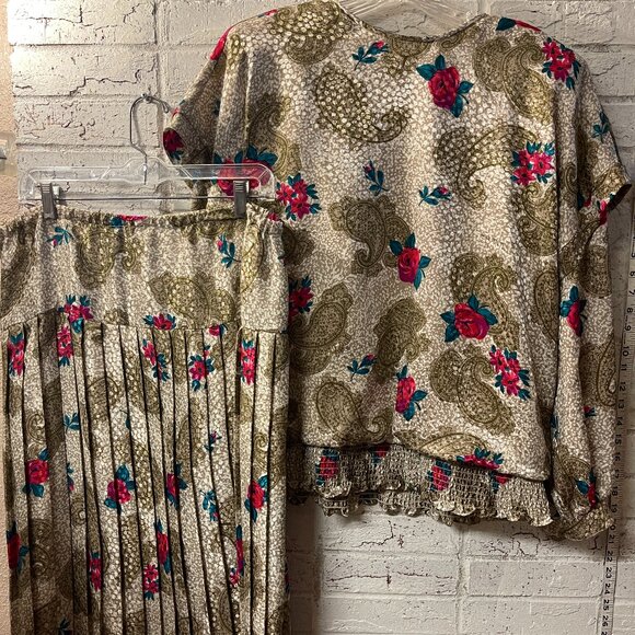 Vintage Boho Floral Two-Piece Set – Pleated Midi Skirt + Ruffle Hem Top - Picture 1 of 12
